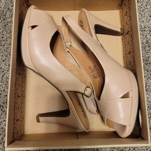 NIB Clarks Wessex Bria Taupe Heels sz 8m